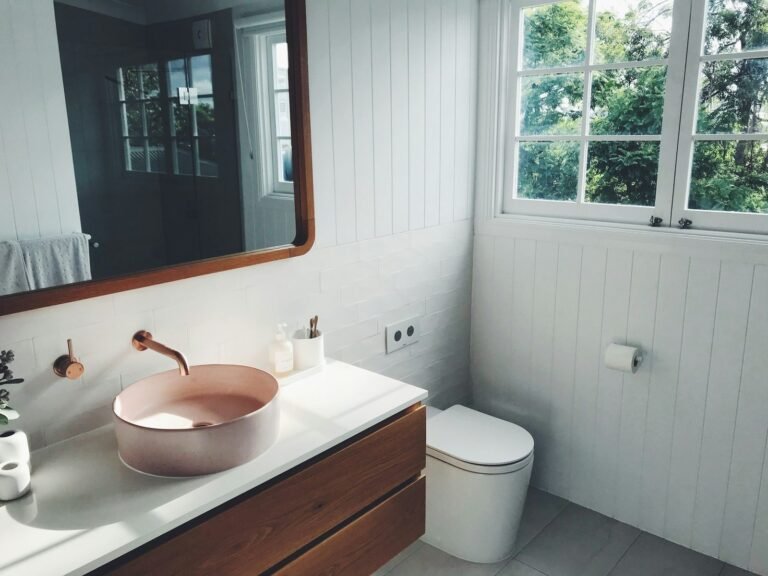 Decoração de banheiro pequeno: ideias para ampliar e organizar